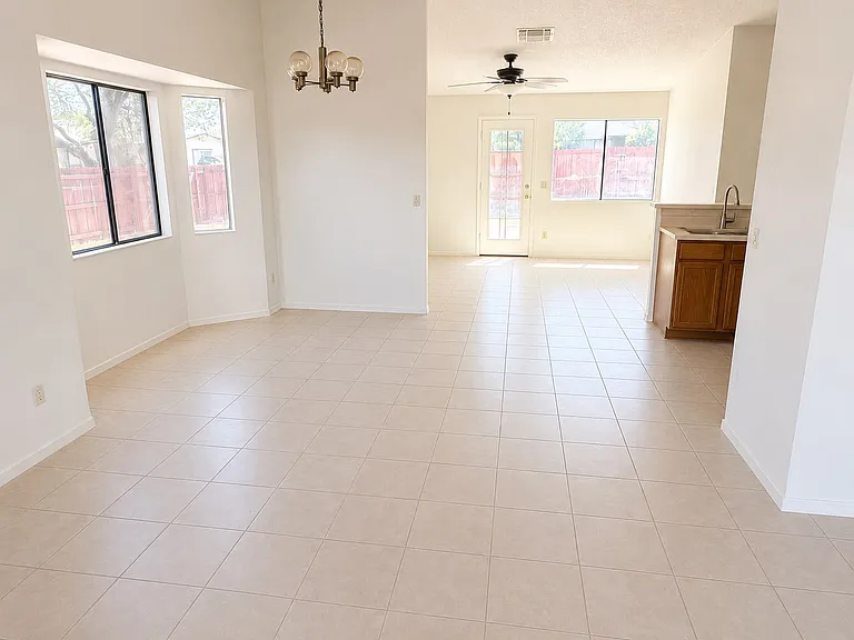 1815 W Holland Dr — Photo 3