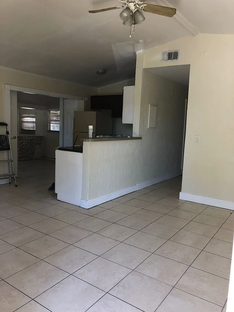 Large 4-2 with fenced backyard — Photo 3