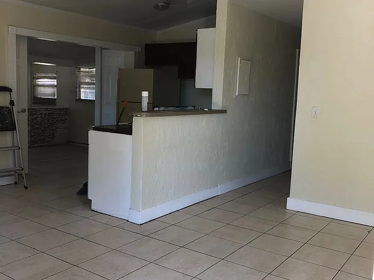 1859 Lauderdale Manor Dr — Photo 3