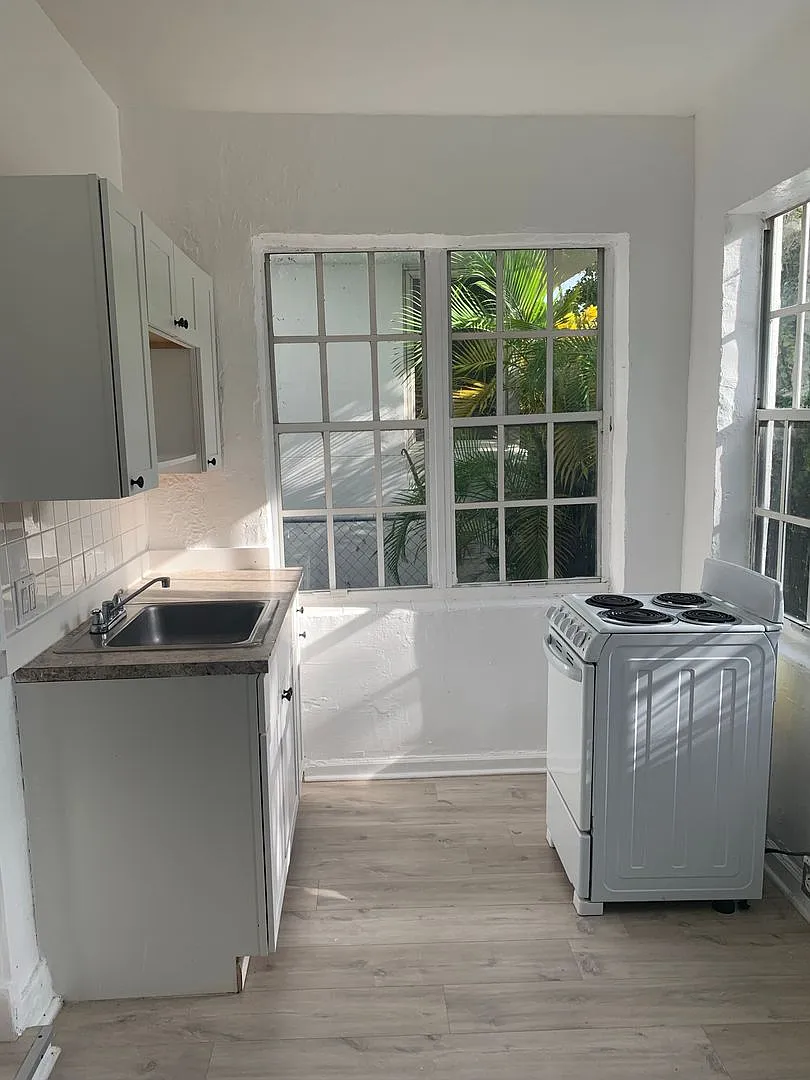 744 Jefferson Ave — Photo 4
