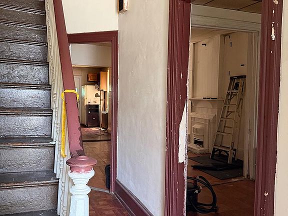 4th image of 514 E High St