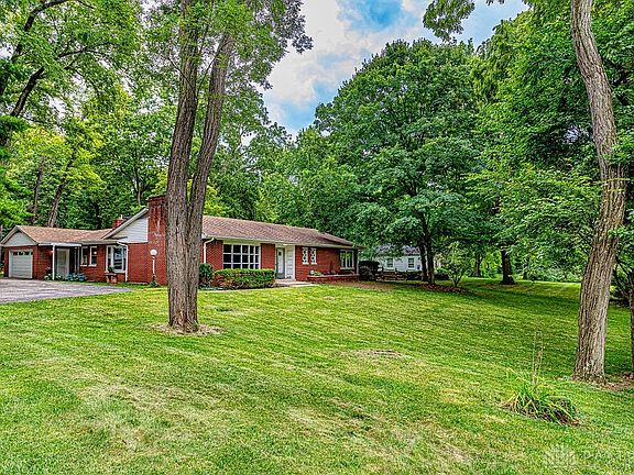 3rd image of 8 Kentwood Dr