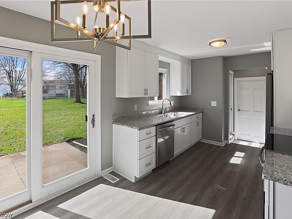 3rd image of 727 Fairwood Blvd