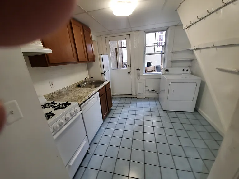 145 King George St — Photo 1