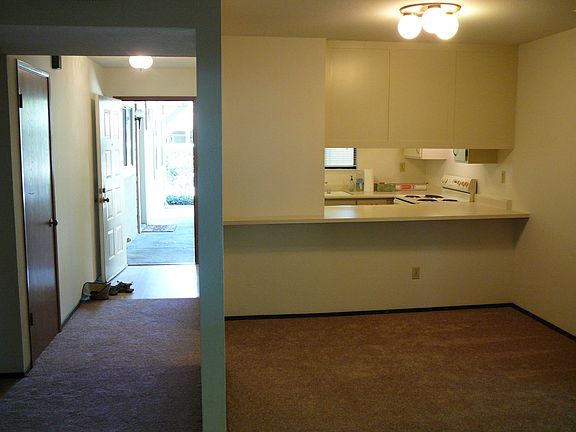 Open floor plan. Dining area thru to kitchen.