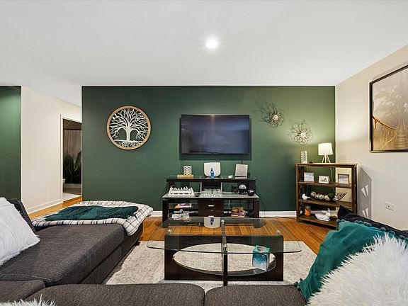3rd image of 1041 W Ogden Ave APT 320
