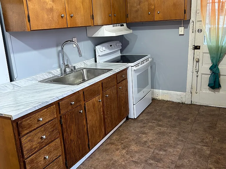518 W Market St #3 — Photo 12