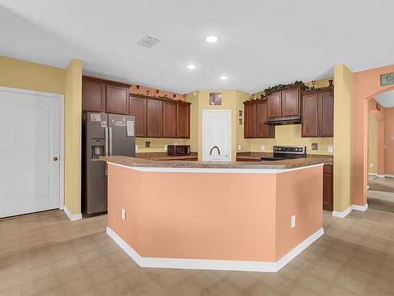 3rd image of 499 NADEAU WAY