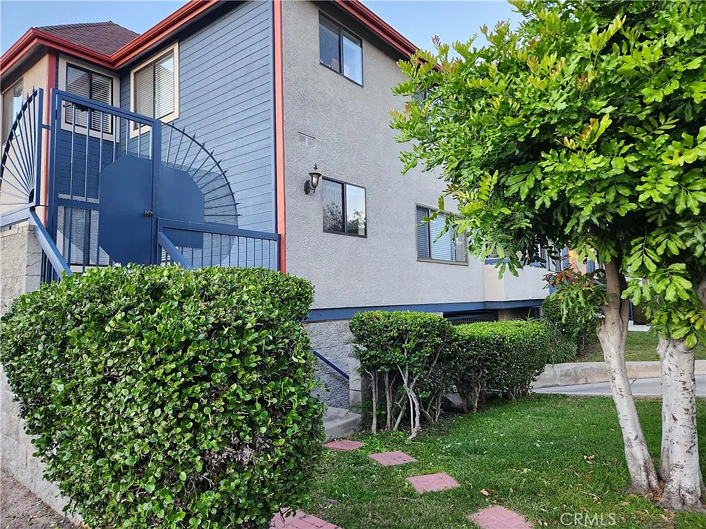 Building Photo - 1131 E Doran St #105