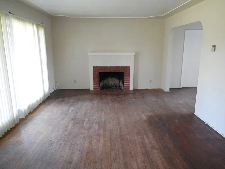 456 Drakeley Ave — Photo 4