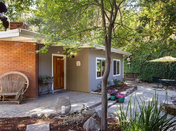 32 Southbank Rd, Carmel Valley, CA 93924