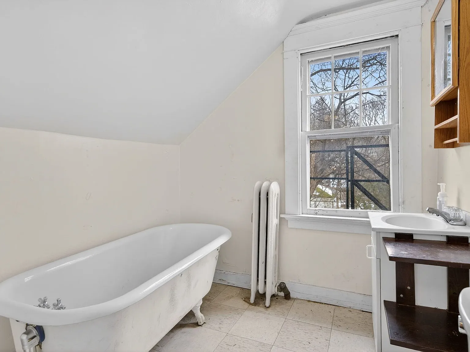 Walk to campus from this furnished 4 bedroom duplex! — Photo 3