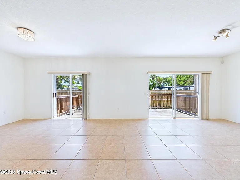 131 Majestic Bay Ave — Photo 3