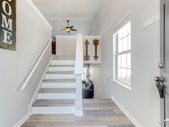 5th image of 414 Gloria Ln