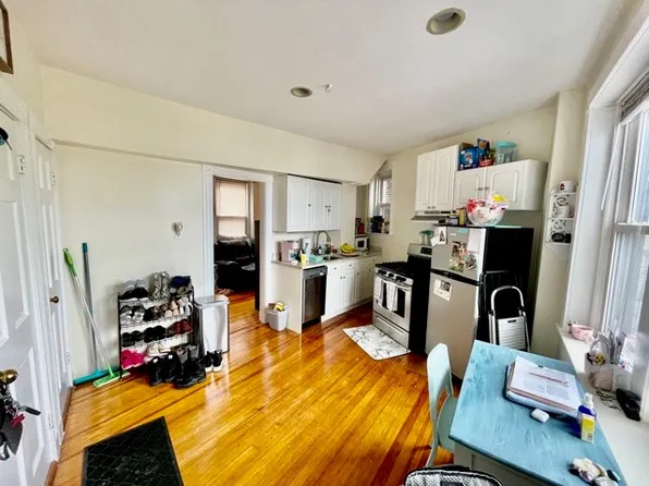 109 Charter St #1F, Boston, MA 02113