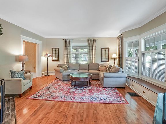 4th image of 605 W Wisconsin AVENUE