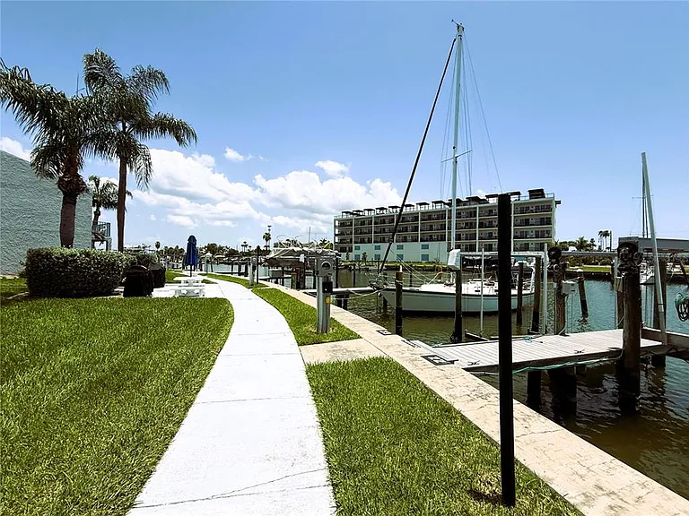 201 Medallion Blvd #D — Photo 15