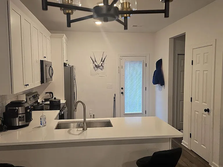 1420 Maplewood Dr #C — Photo 8