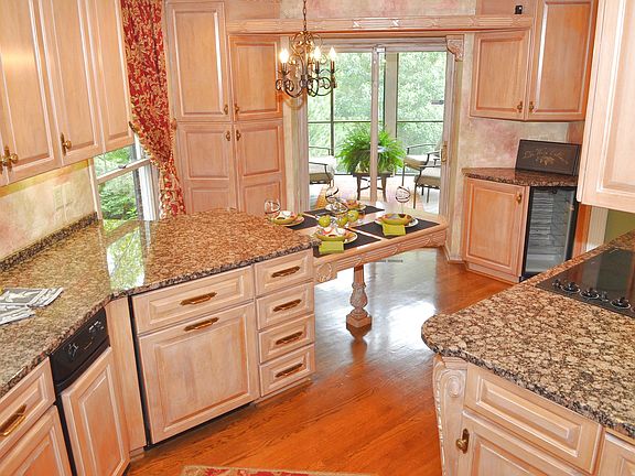 3rd image of 803 Thorpe Dr