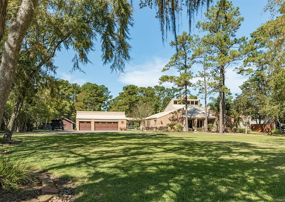 Spacious front yard