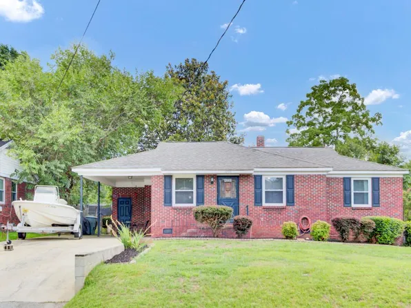 1237 Fort Dr, Hanahan, SC 29410