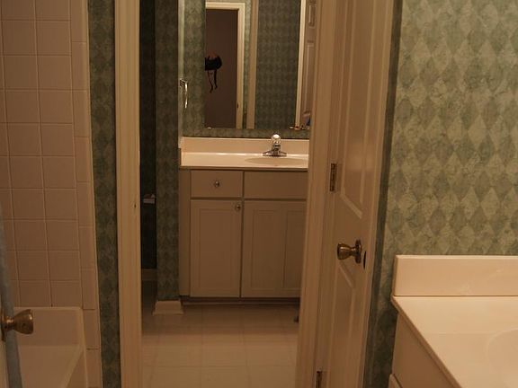 Dual Sinks (Water Closet and Bath/Makeup)