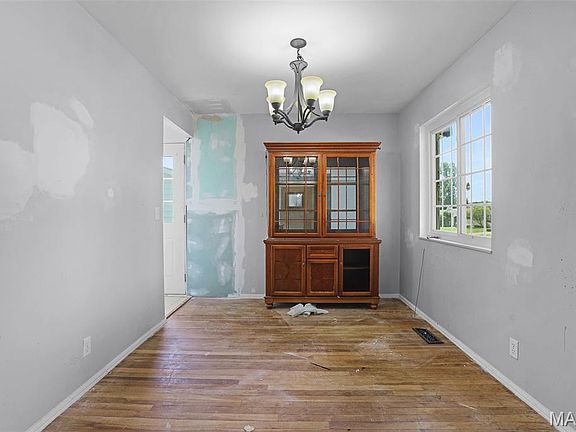 3rd image of 1684 Kew Gardens Dr