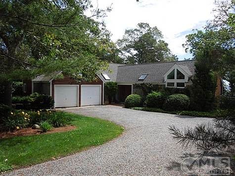 Private driveway to front entry area.