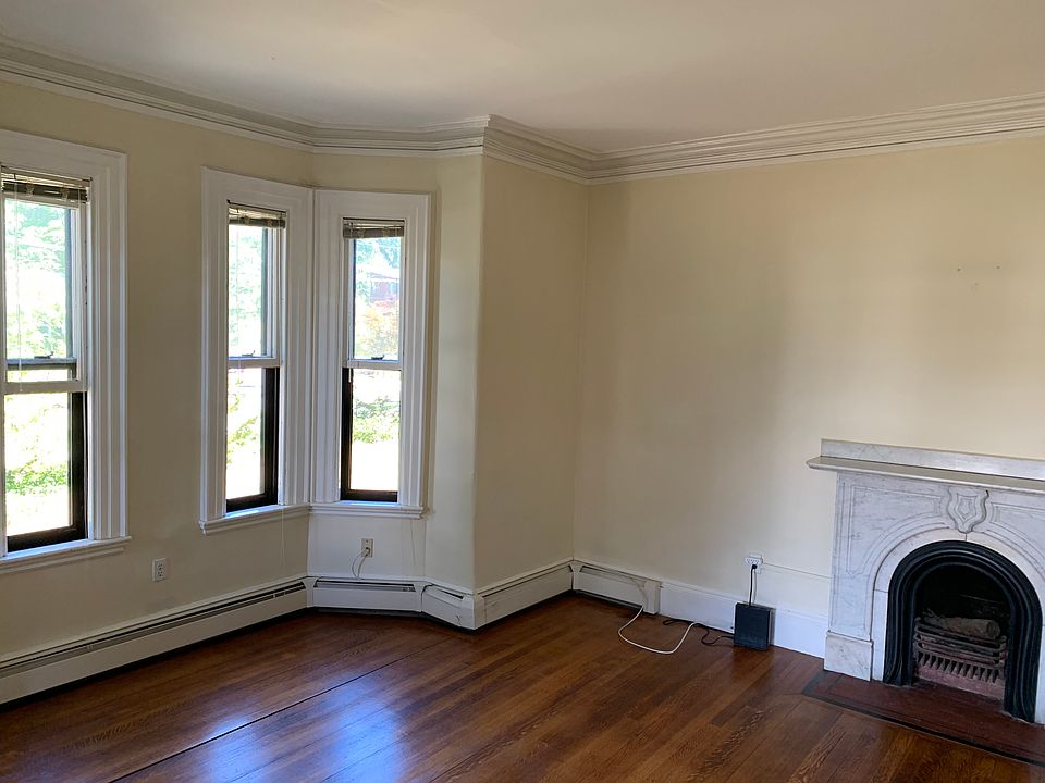 Guest room with nook