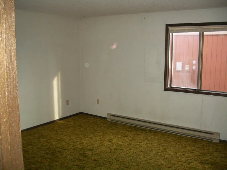 UPSTAIRS UNIT HAS CATHEDRAL CEILINGS