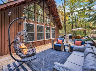 22 Mountain Glen Dr, Gouldsboro, PA 18424