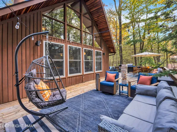 22 Mountain Glen Dr, Gouldsboro, PA 18424