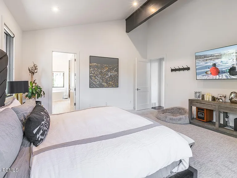 8974 N Sackett Dr — Photo 14
