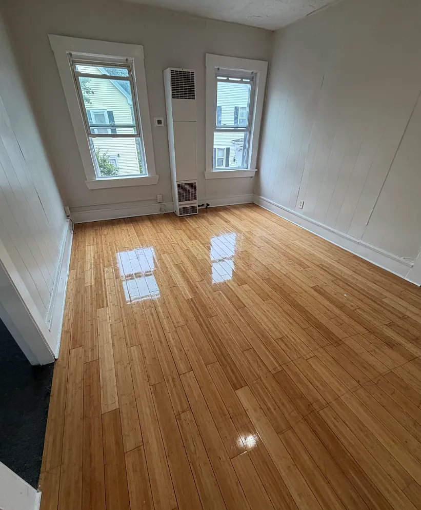 439-441 Rivet St 2E New Bedford Updated 2BR Near Shops, Parks & Major Routes — Photo 1