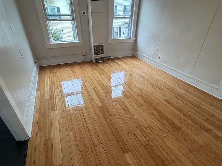 439-441 Rivet St 2E New Bedford Updated 2BR Near Shops, Parks & Major Routes — Photo 1