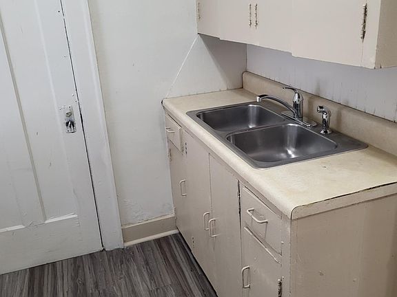 3rd image of 114 N 32nd Ave