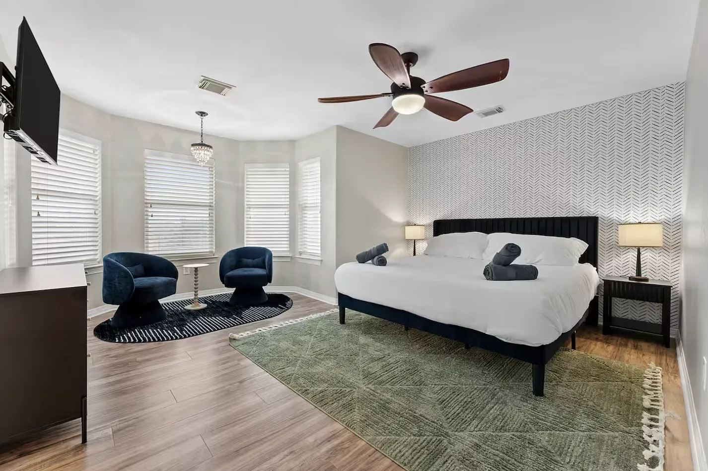 7 bed, 4.5 bath, 2254 sqft, $8,600 — Photo 4