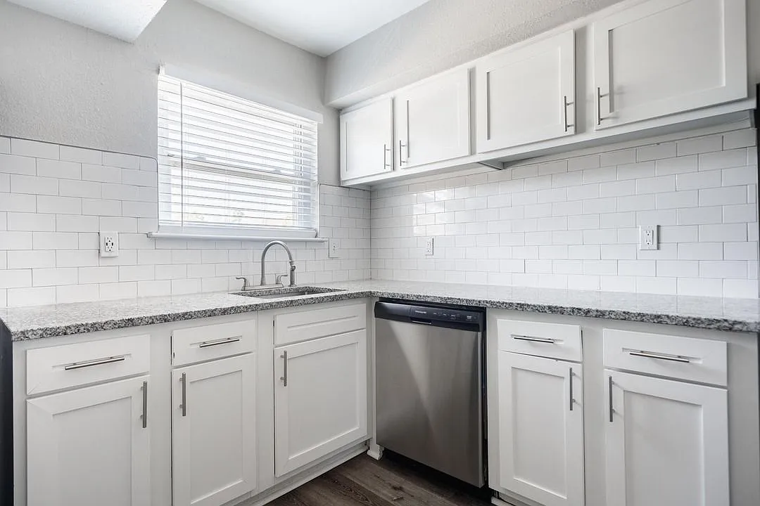 River Breeze Apartments — Photo 4
