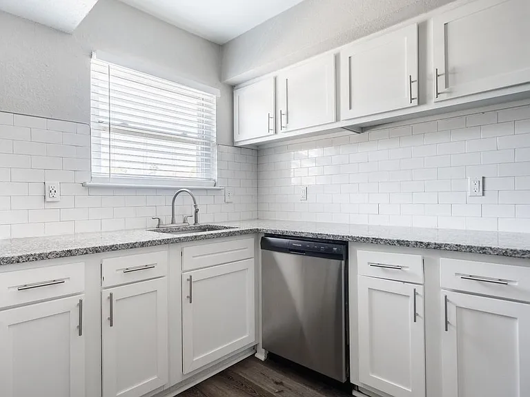 River Breeze Apartments — Photo 4