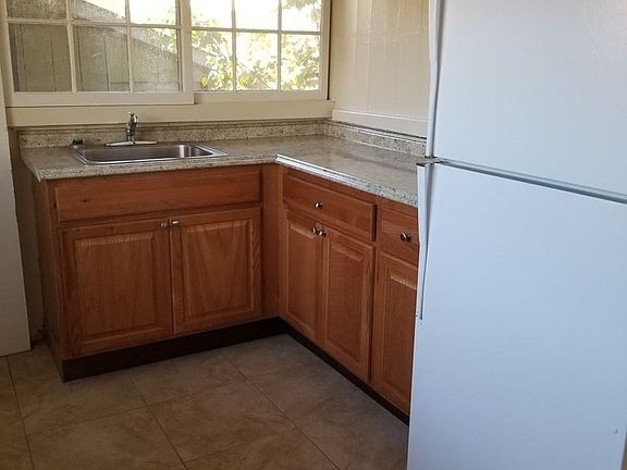 3rd image of 1920 Vineyard St #A