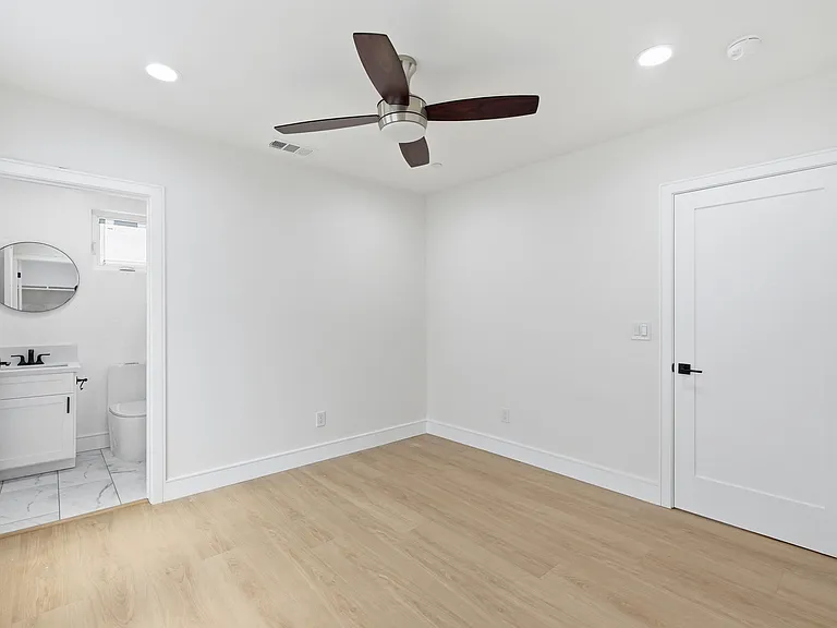 1822 1/2 S Harvard Blvd — Photo 21