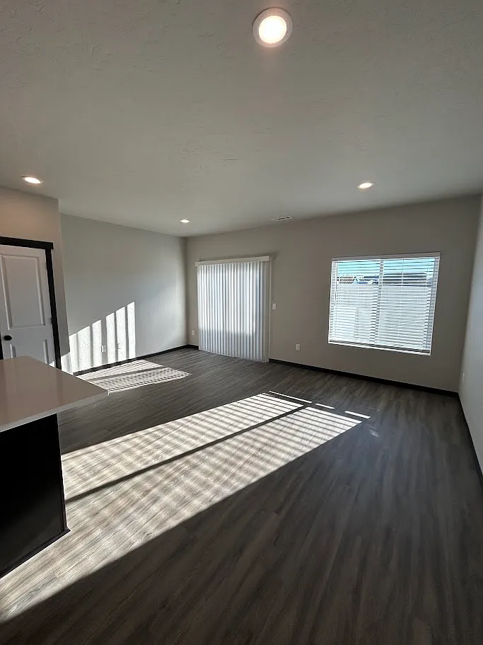 2 bed, 1048 sqft, $1,825 — Photo 3