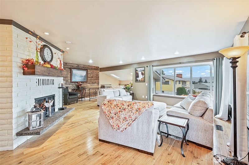 4th image of 809 N Kenroy Terrace