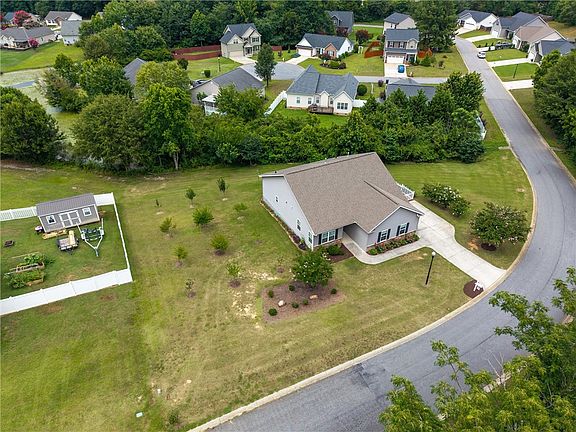 5th image of 201 Ashwood Ln