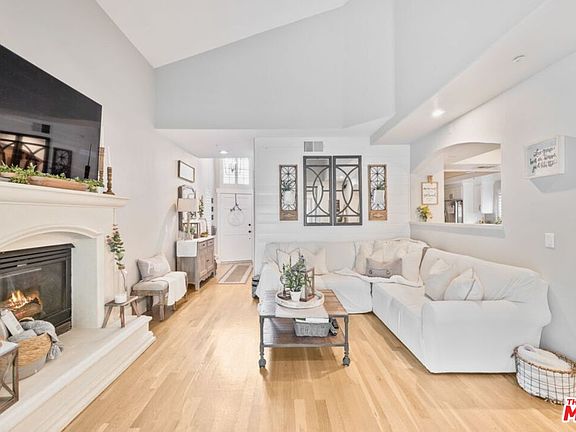 4th image of 9427 Burnet Ave #7