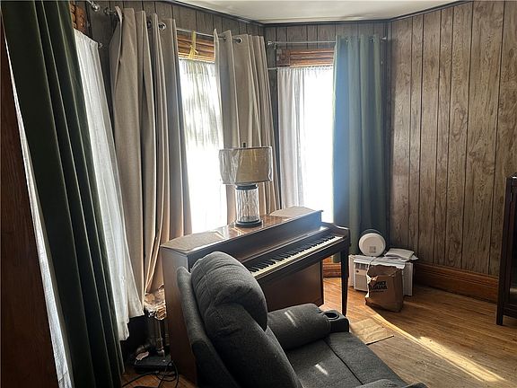 5th image of 340 Garson Ave