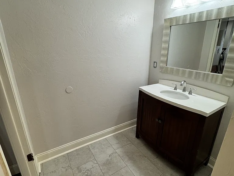 805 NW 20th St #C — Photo 32