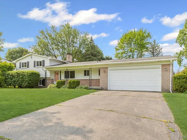 2985 Lacota Rd, Waterford, MI 48328