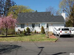 220 39th St, Lindenhurst, NY 11757