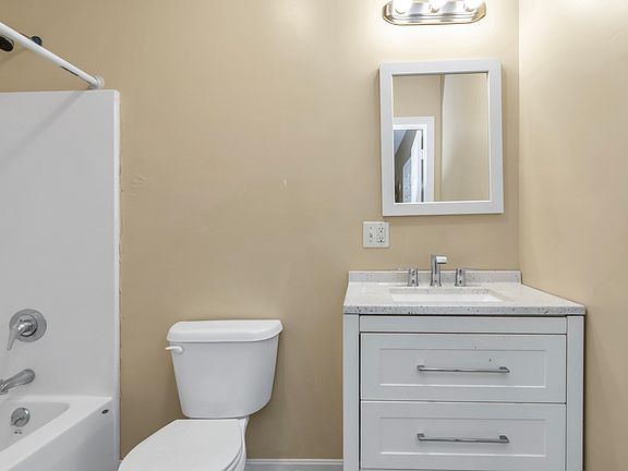 4th image of 202 Broadway #23